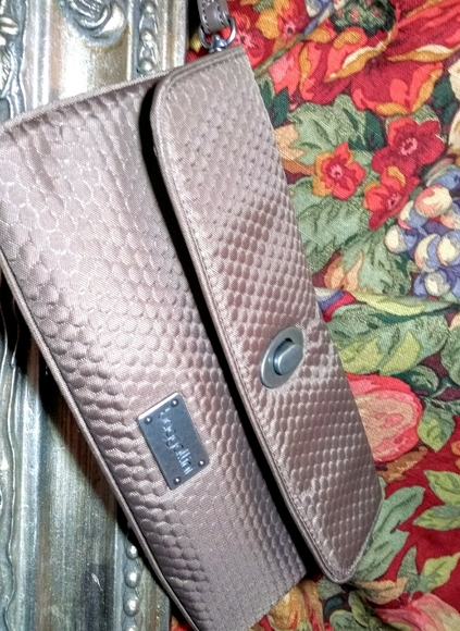 Smooth, Bubble Pattern Wristlet Clutch - Picture 6 of 16